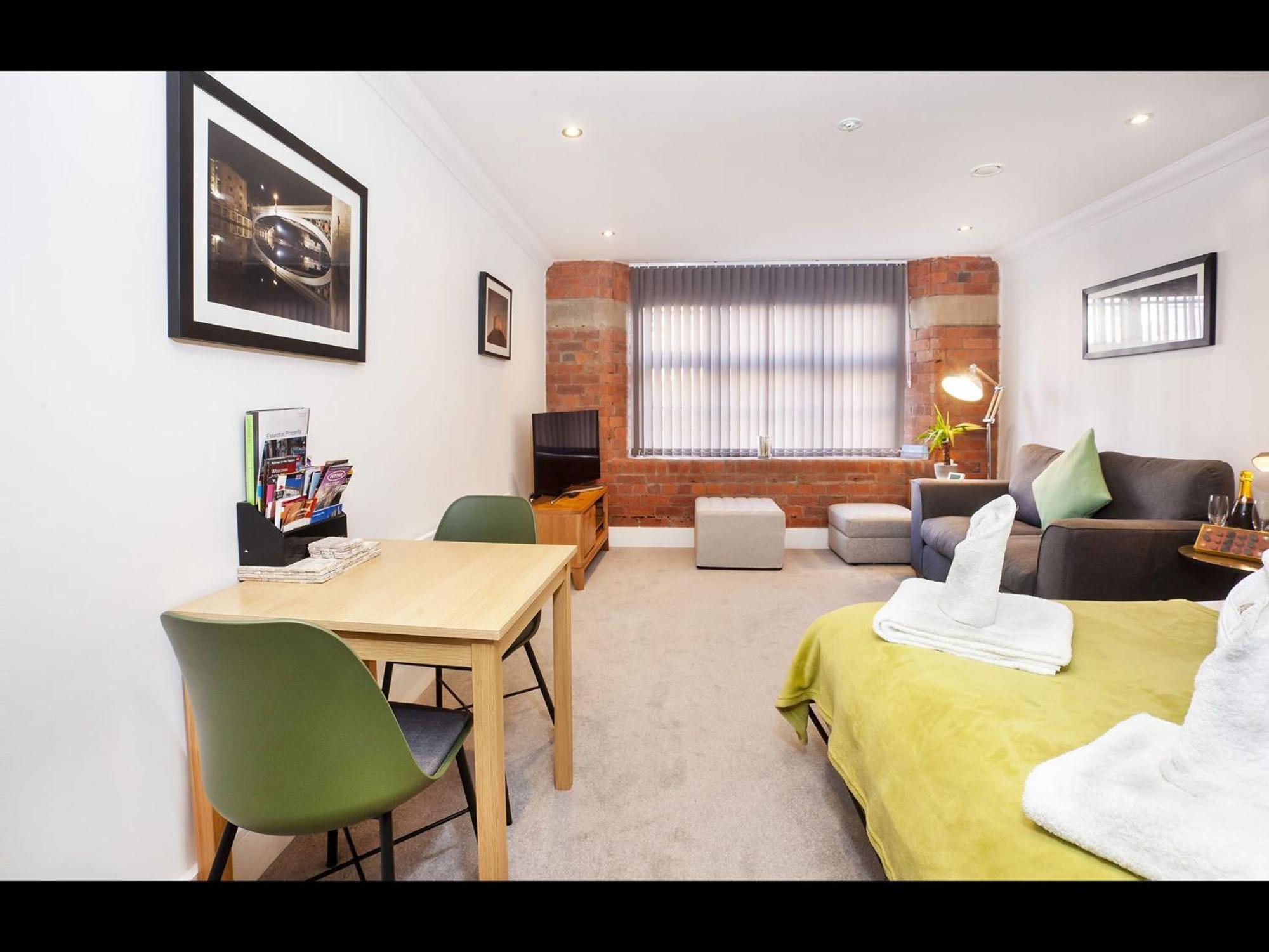 58 Cocoa Suites Йорк Экстерьер фото
