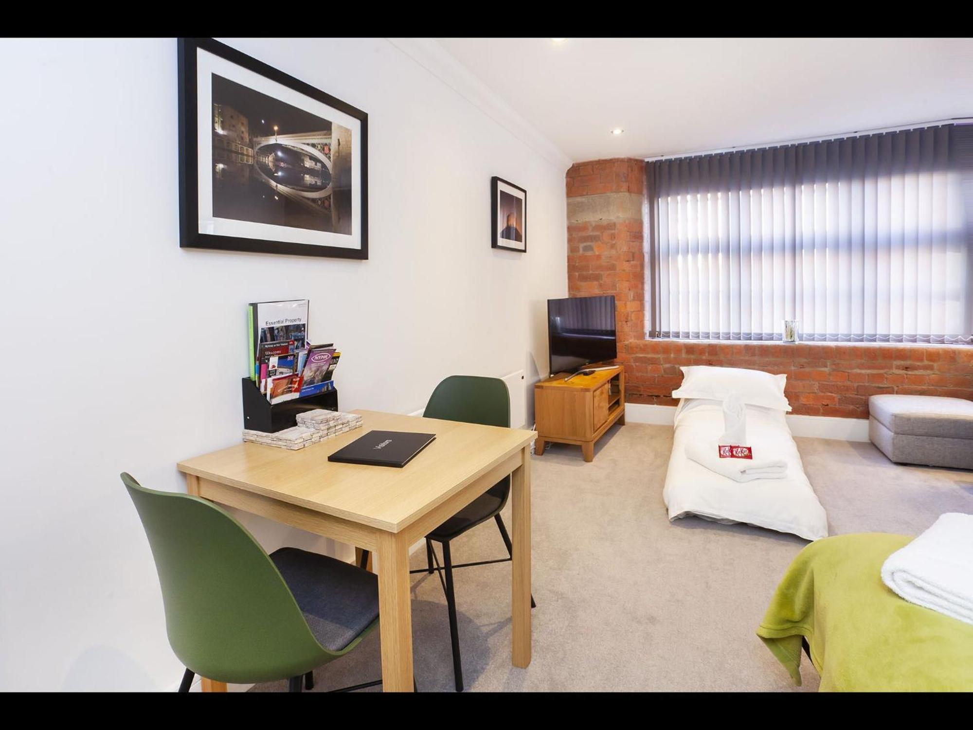 58 Cocoa Suites Йорк Экстерьер фото